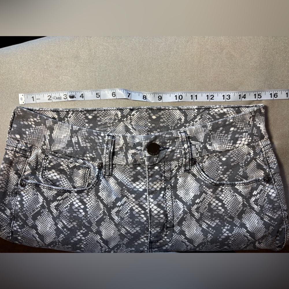 Seven 7 Stylish Snake Print Skinny Jeans - size 8. - Picture 10 of 10
